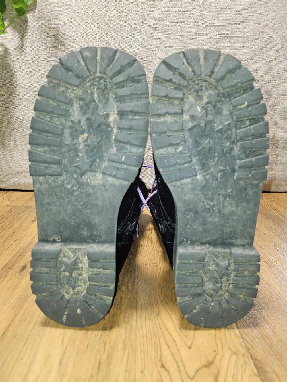 Sugar Thrillz Furry Bat Boots - Picture 7 of 8